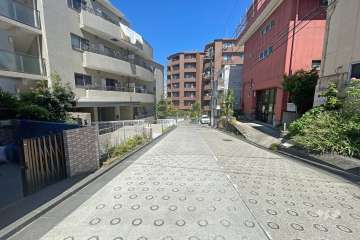 敷地北東側の前面道路（南東側から）