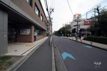 敷地北側の前面道路(東側から)