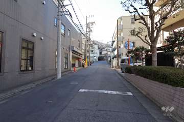 敷地南側の前面道路（東側から）