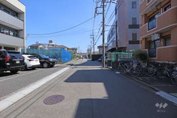 敷地北東側の前面道路（北西側から）