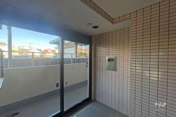 エントランスはオートロック付きです。