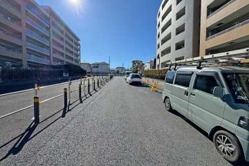 敷地の東側前面道路（北側から）