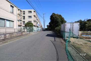 敷地南西側の前面道路(北西側から)