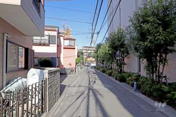 敷地西側の前面道路(南側から)