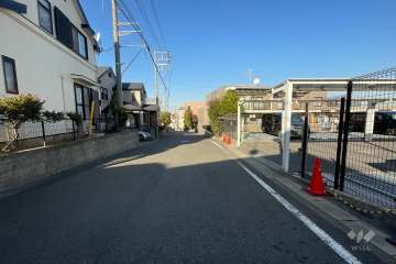 敷地西側の前面道路（南側から）