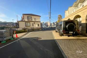 敷地南西側の前面道路（南東側から）