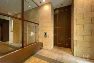 エントランスはオートロック付きです。