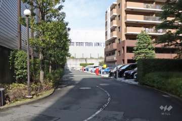 敷地内駐車場へのアプローチ