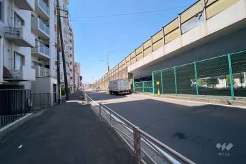 敷地北西側の前面道路（北東側から）