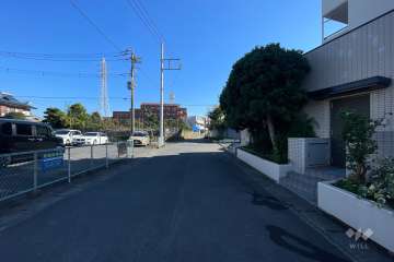 敷地北側の前面道路（西側から）