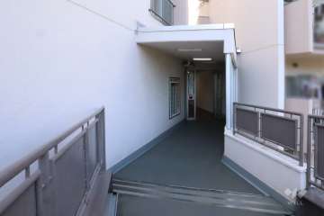 東側エントランス