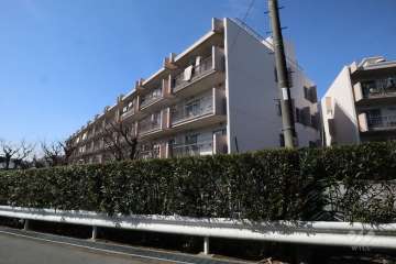 東急ドエル梶が谷ビレジA棟の外観(東側から)