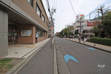 敷地北側の前面道路(西側から)