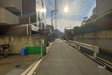 敷地西側の前面道路（北側から）