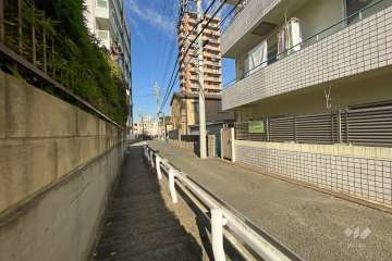 敷地西側の前面道路（南側から）