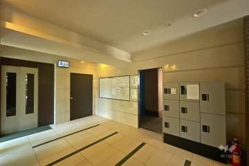 エレベーターホールと宅配ボックス