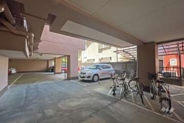 敷地内駐車場（平面式）と駐輪場