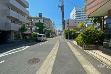 敷地南側の前面道路（東側から）