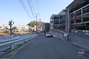 敷地北東側の前面道路（南東側から）