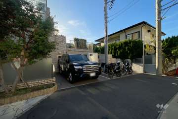 敷地内駐車場（屋外平面式）と駐輪場