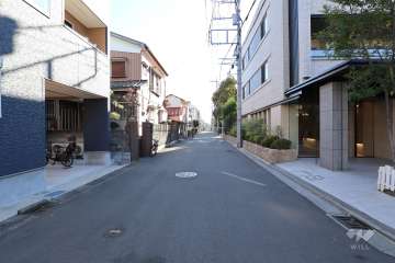 敷地東側の前面道路（北側から）