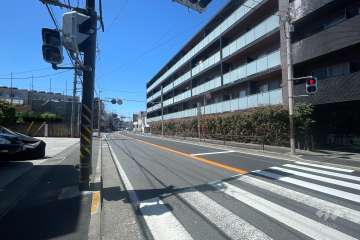 敷地南側の前面道路（東側から）