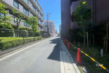 敷地東側の前面道路（北側から）