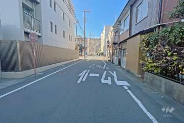 敷地の北西側前面道路（北東側から）