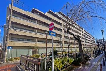 プレミスト溝の口の外観（西側から）