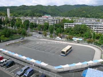 箕面粟生第２住宅の全景と最寄りの「粟生団地」バス停