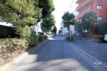 敷地北東側の前面道路