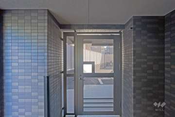 屋内に設けられた駐輪場の出入り口