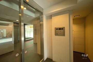 エントランスはオートロック付きです。