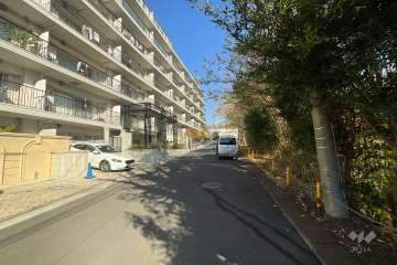 敷地の南東側前面道路（南西側から）