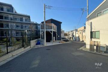 敷地の北西側前面道路（北東側から）