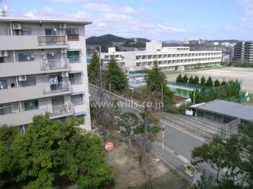 26棟の東側には豊川北小学校があります。