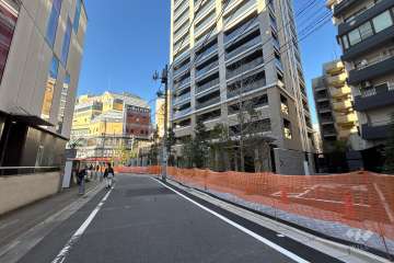 敷地の南側前面道路（東側から）