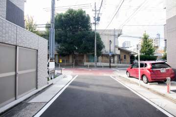 敷地南側の前面道路（東側から）
