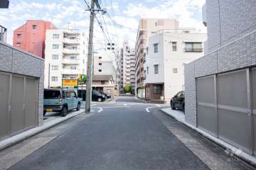 敷地南側の前面道路（西側から）