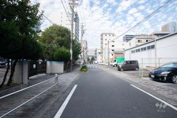 敷地西側の前面道路（南側から）