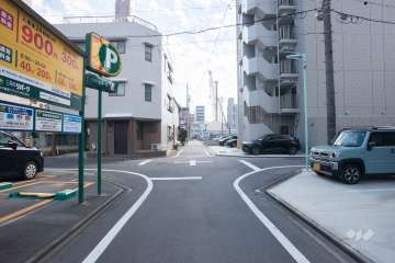 敷地東側の前面道路（北側から）