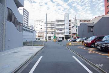 敷地東側の前面道路（南側から）