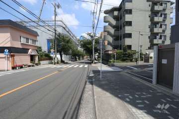 物件の西側前面道路（南側から）