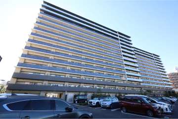 プレサンスレジェイド上新庄の外観(南東側から)