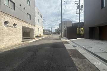 敷地東側の前面道路(北側から)