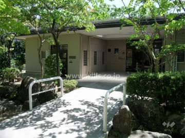 箕面粟生第２住宅の全景と「粟生団地」バス停