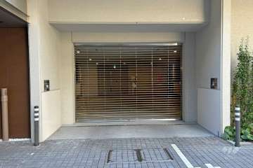 駐車場の出入り口（リングシャッター付き）