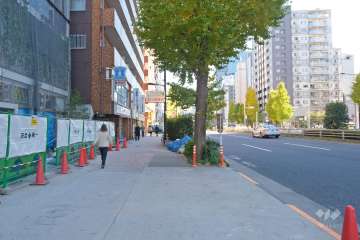敷地南側の前面道路（西側から）