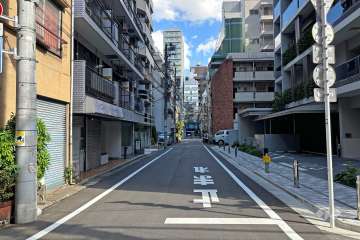敷地北東側の前面道路（北西側から）