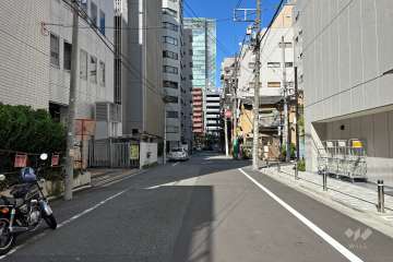敷地北西側の前面道路（南西側から）